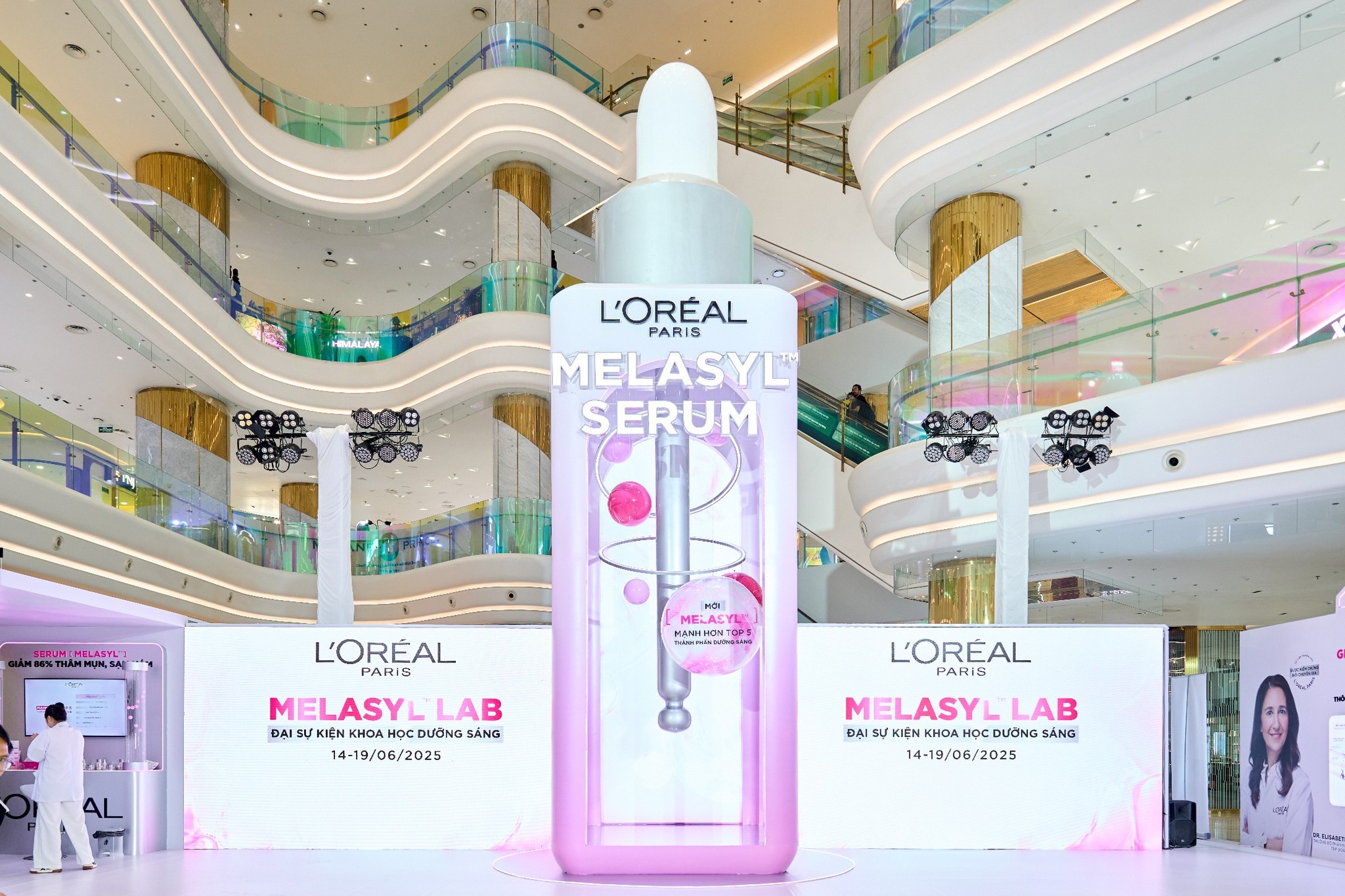 L'Oréal monumental product showcase